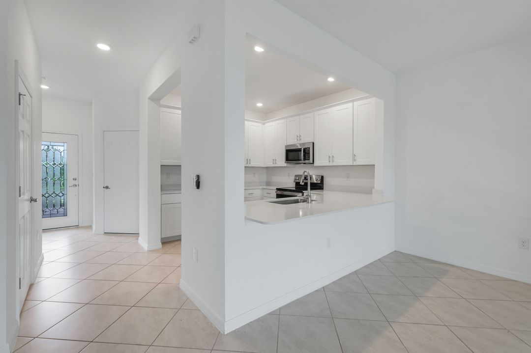 2858 Blossom Wy, Naples, FL 34120