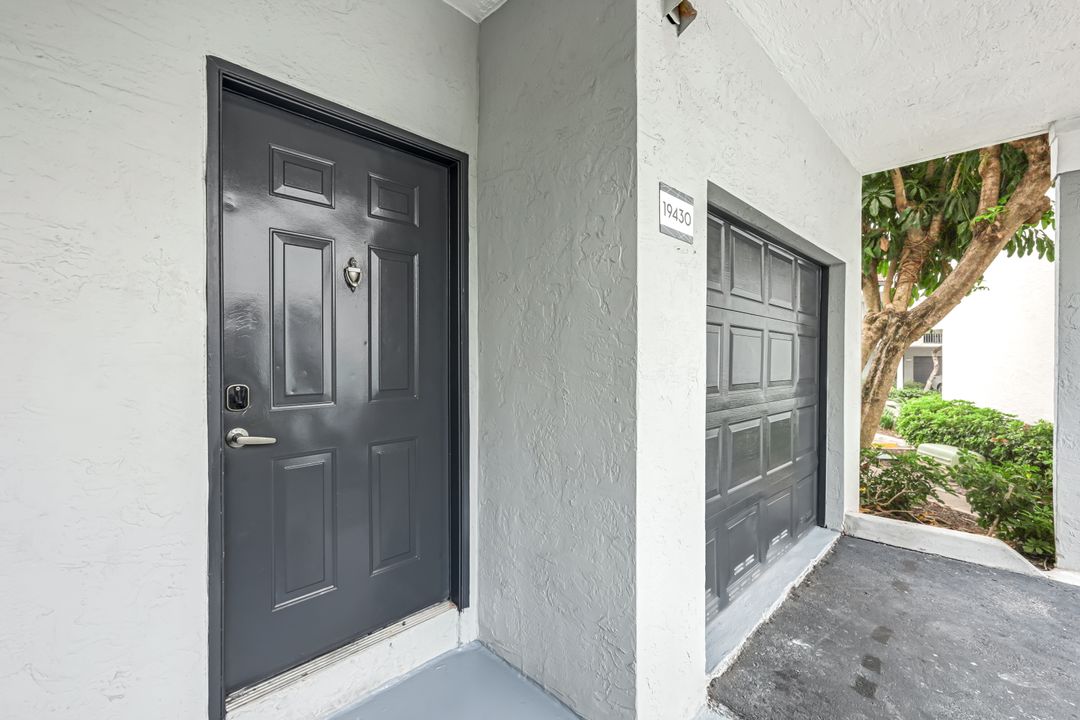 19680 E Country Club Dr, Miami, FL 33180