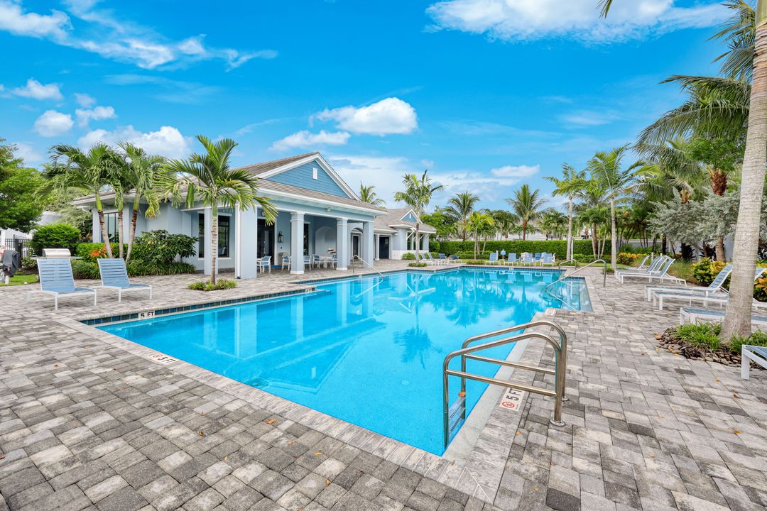 2542 Seychelles Dr #702, Naples, FL 34112