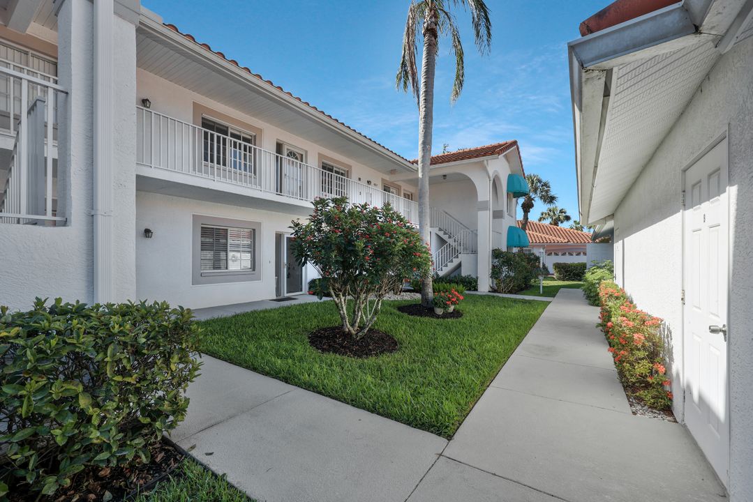 186 Gabriel Cir #9, Naples, FL 34104