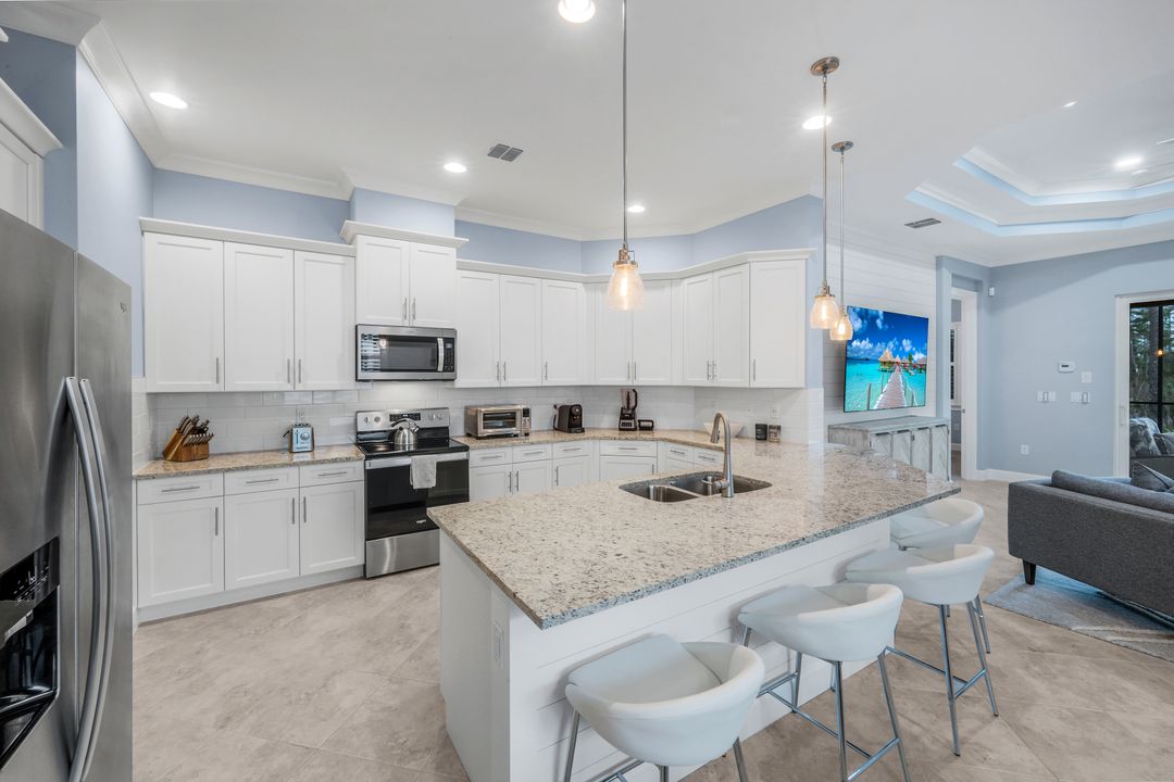 6392 Arriba Ave, Naples, FL 34113