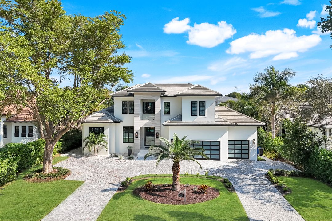 3190 Crayton Rd, Naples, FL 34103