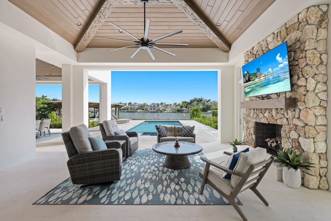 380 18th Ave S, Naples, FL 34102