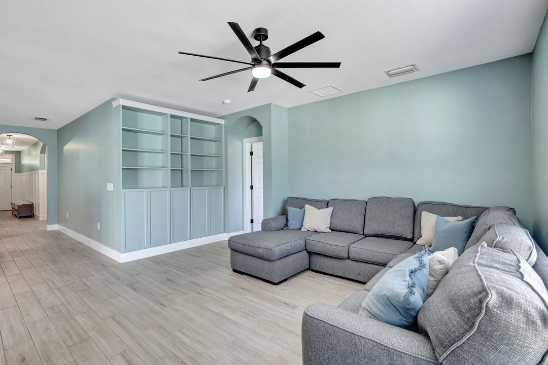 692 Hadley St E, Naples, FL 34104