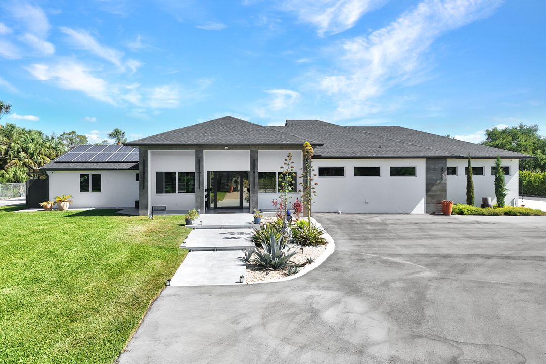 121 20th Ave NE, Naples, FL 34120