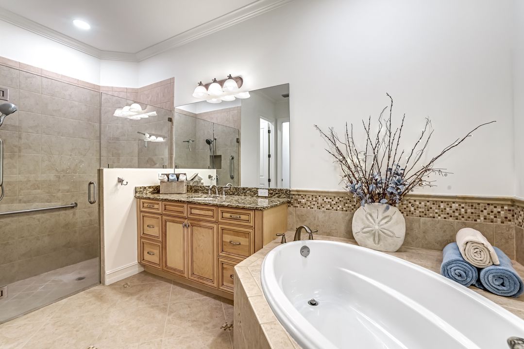7523 Moorgate Point Way, Naples, FL 34113