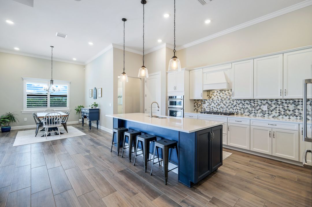 9554 Everglades Dr, Naples, FL 34120