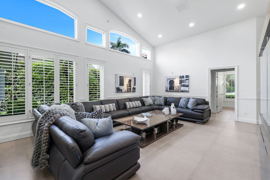 9245 The Ln, Naples, FL 34109