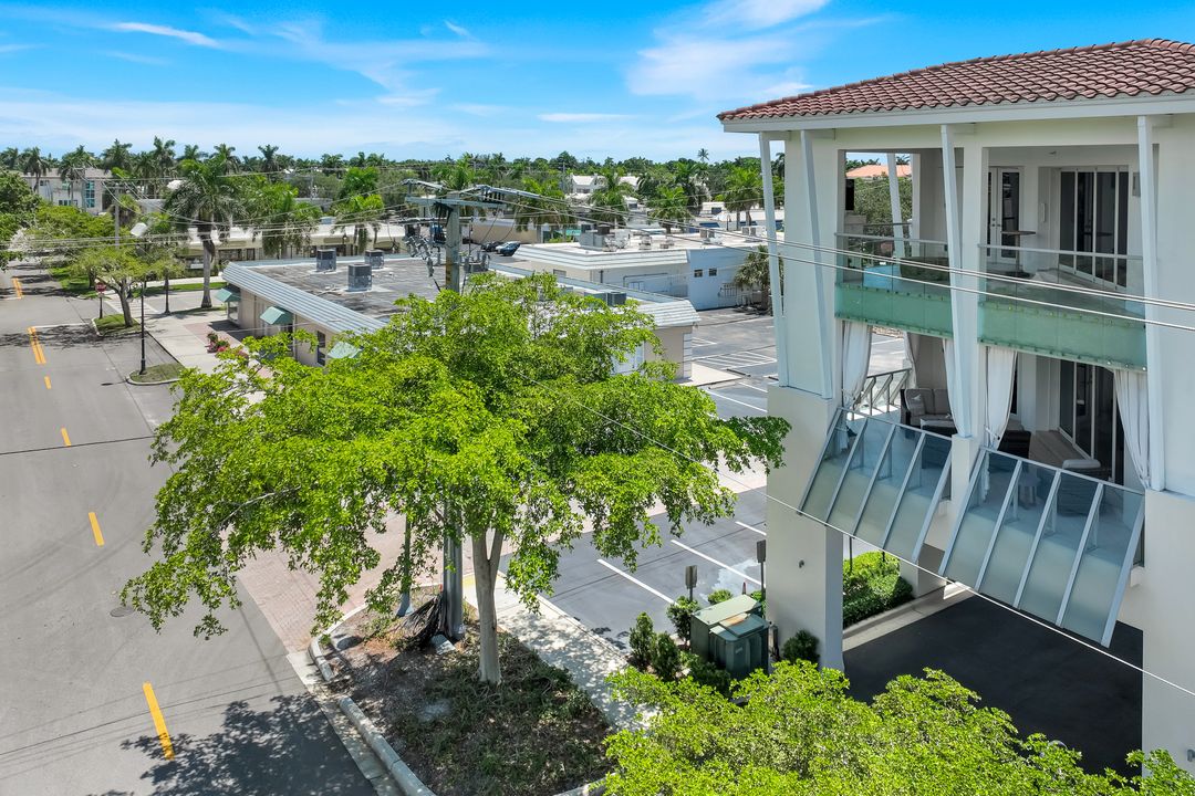 382 12th Ave S, Naples, FL 34102