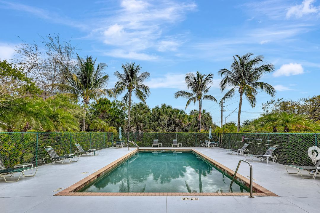 6254 Mandalay Cir, Naples, FL 34112