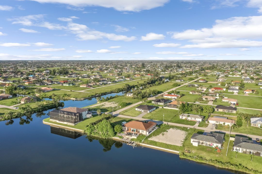 2017 NE 10th Pl, Cape Coral, FL 33909