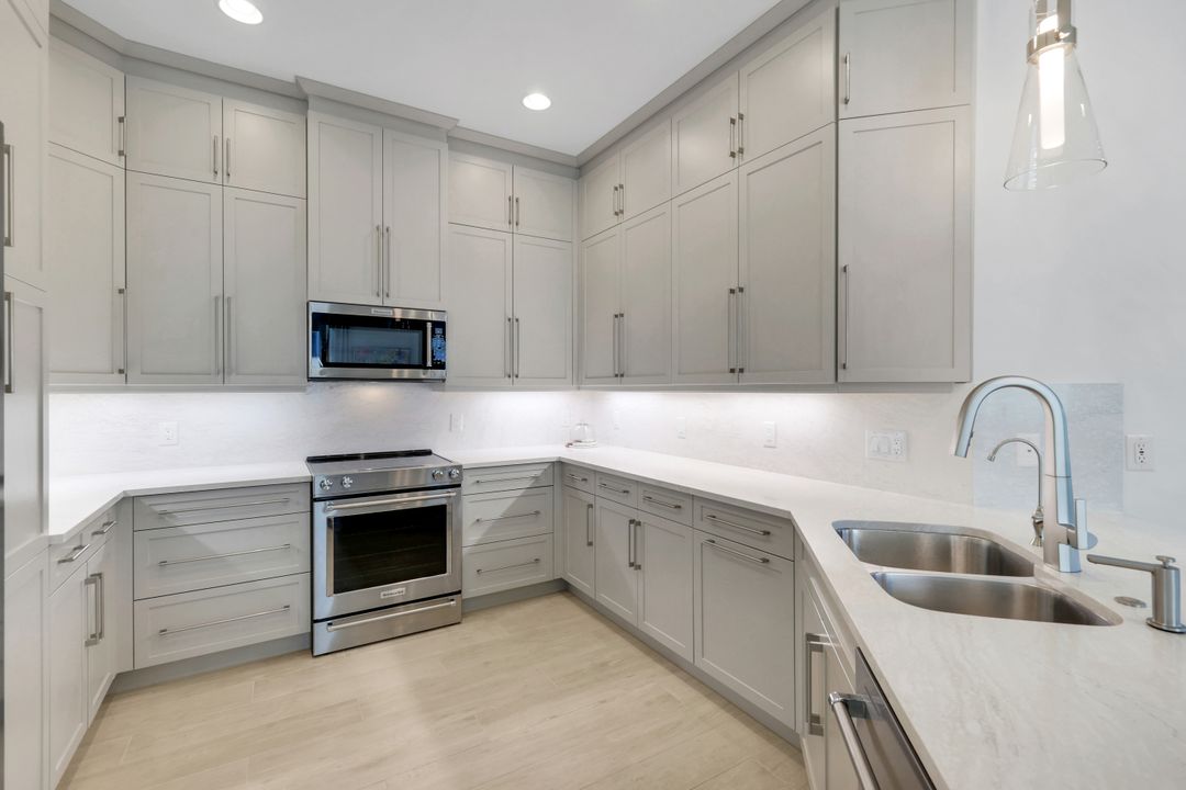 8825 Yucatan Ct, Naples, FL 34112