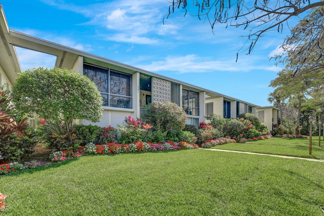 325 6th St S, Naples, FL 34102