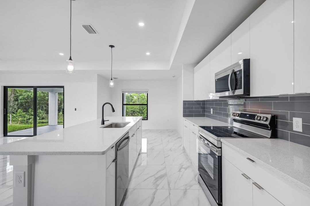 523 Wilmington Pkwy, Cape Coral, FL 33993