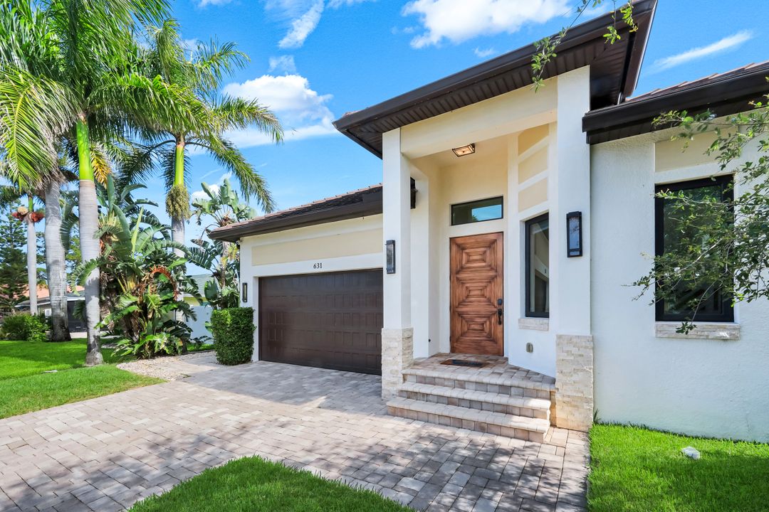 631 100th Ave N, Naples, FL 34108