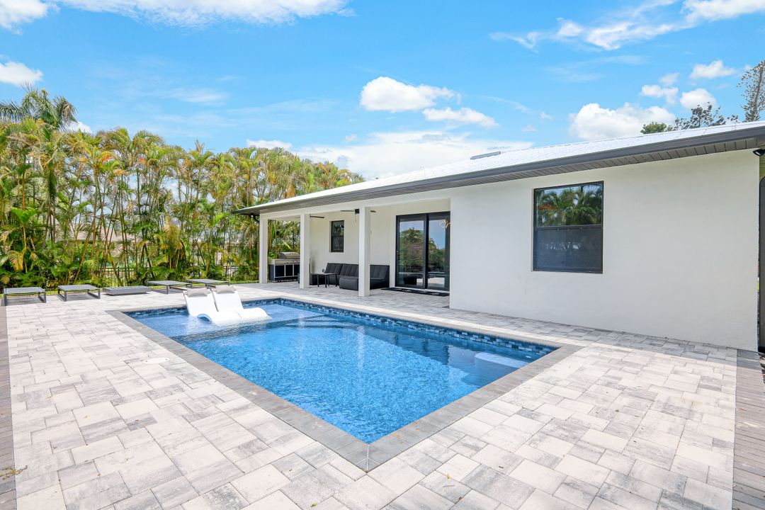 60 Liberty Ln, Naples, FL 34112