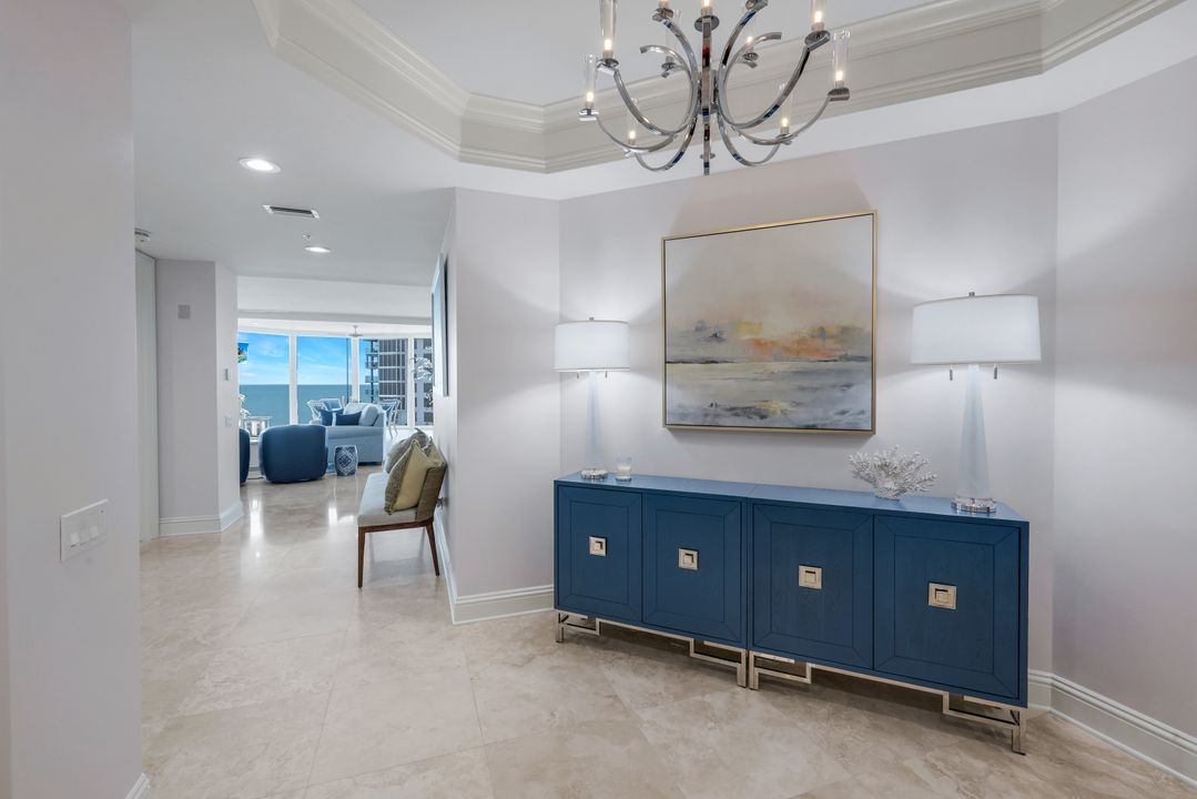81 Seagate Dr, Naples, FL 34103