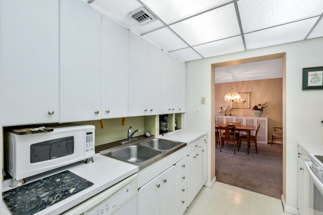 555 Park Shore Dr #412, Naples, FL 34103