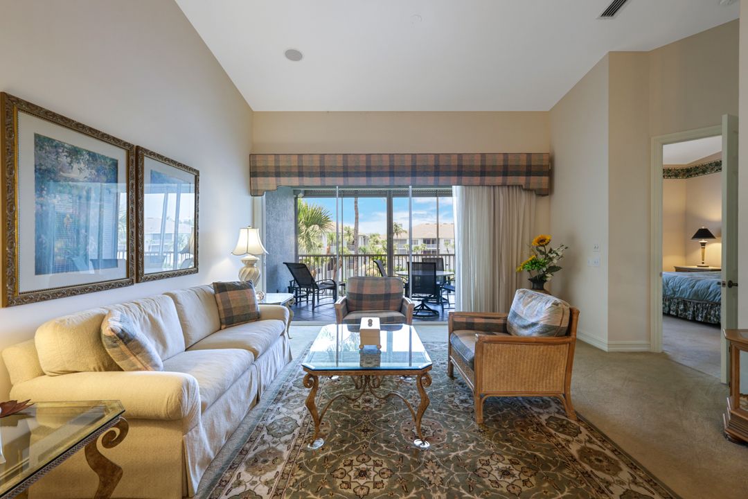 795 Bentwater Cir #202, Naples, FL 34108