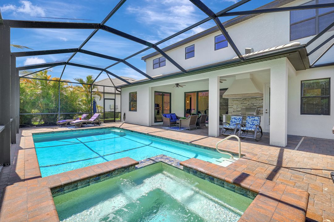 2102 Antigua Ln, Naples, FL 34120