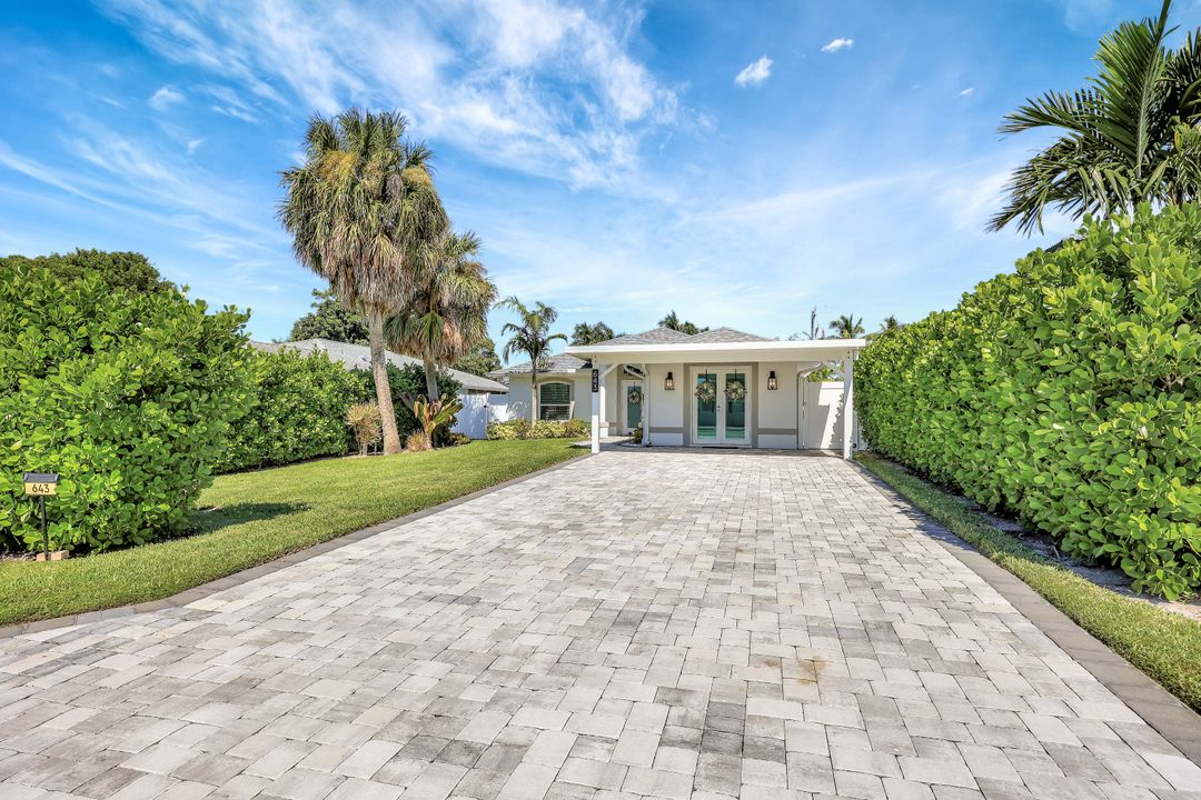 643 108th Ave N, Naples, FL 34108