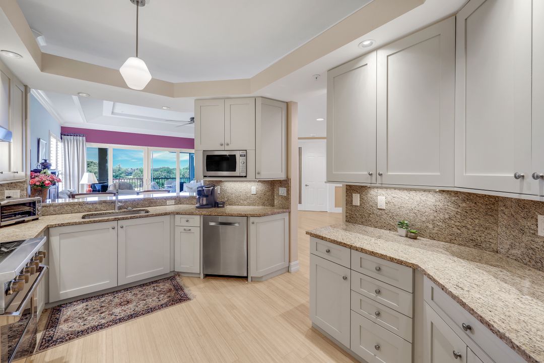 1895 Les Chateaux Blvd #302, Naples, FL 34109