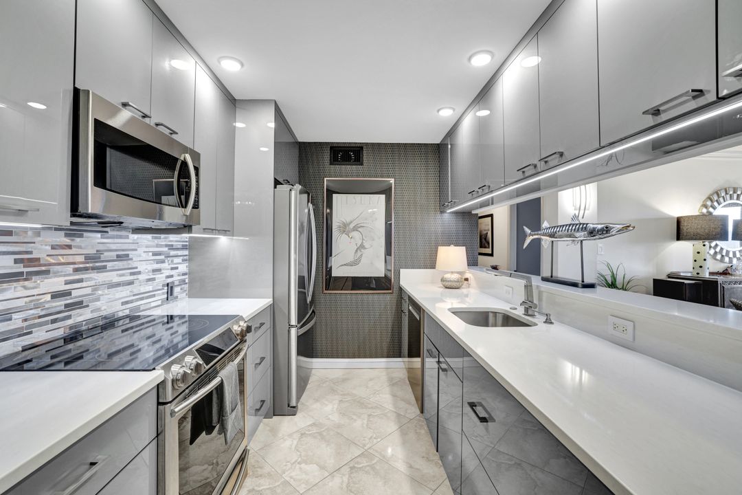 555 Park Shore Dr #503, Naples, FL 34103