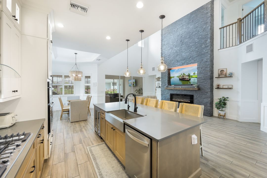 9074 Montserrat Dr, Naples, FL 34114