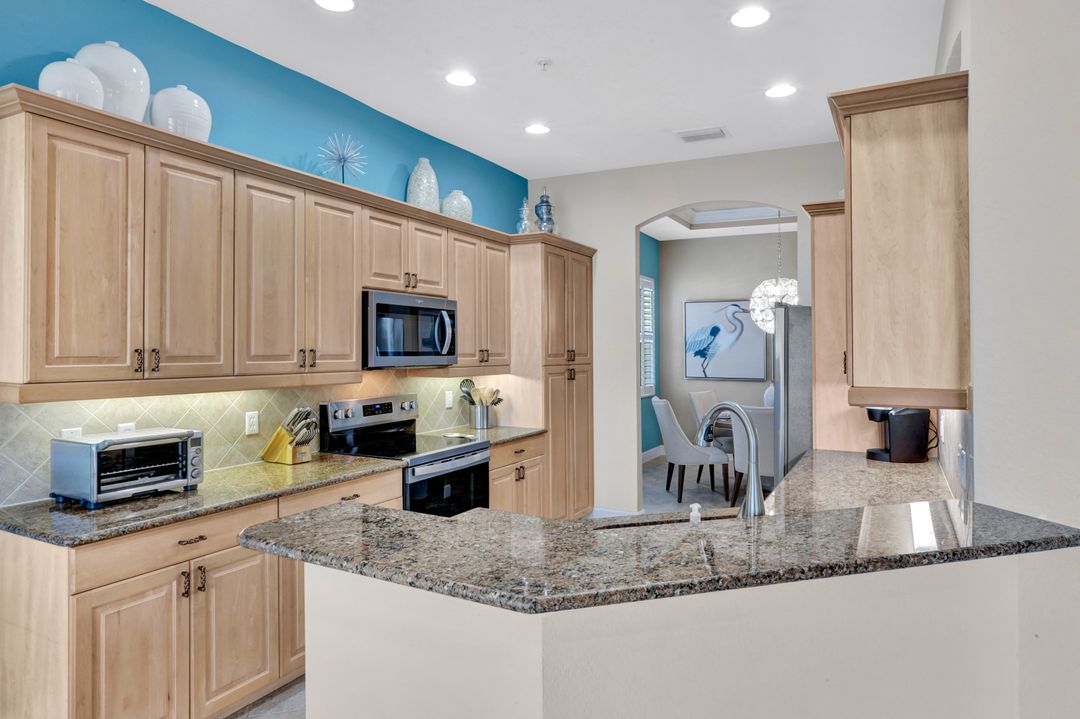 8755 Coastline Ct #202, Naples, FL 34120