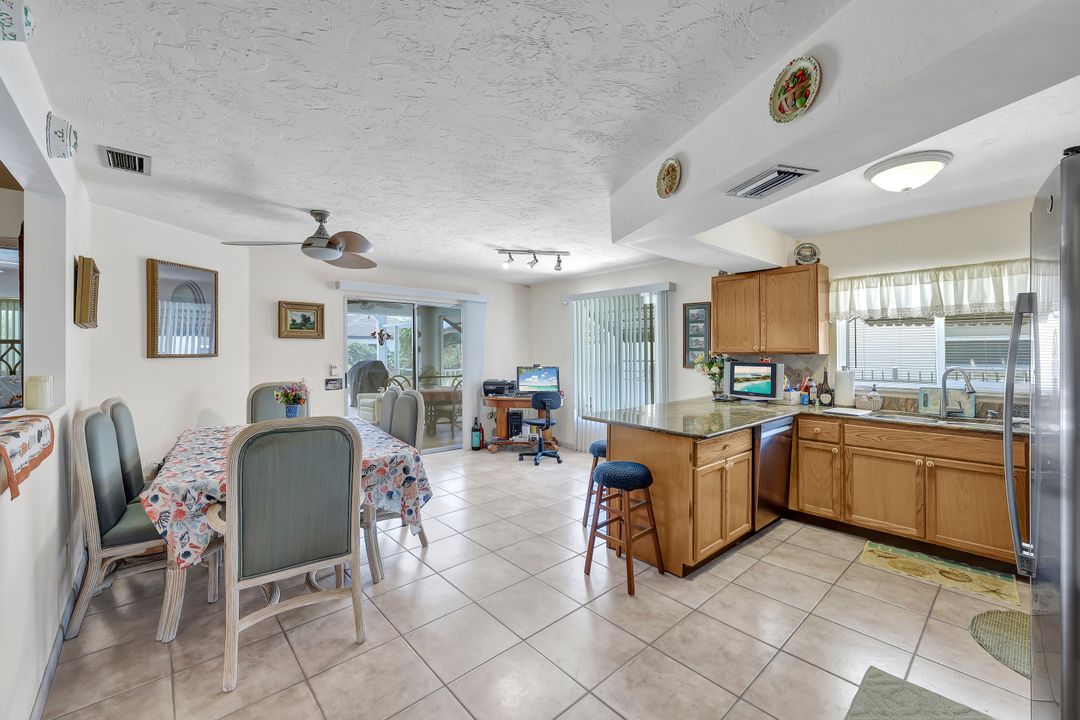 688 94th Ave N, Naples, FL 34108