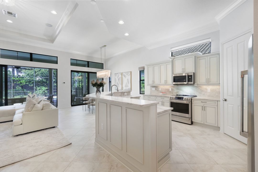 7319 Lantana Cir, Naples, FL 34119