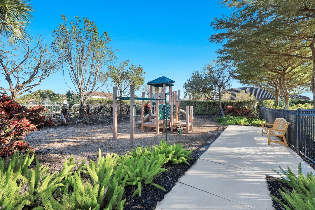 8262 Promoso Ct, Naples, FL 34114