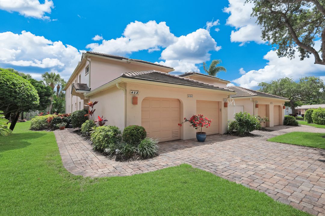526 Lake Louise Cir #402, Naples, FL 34110