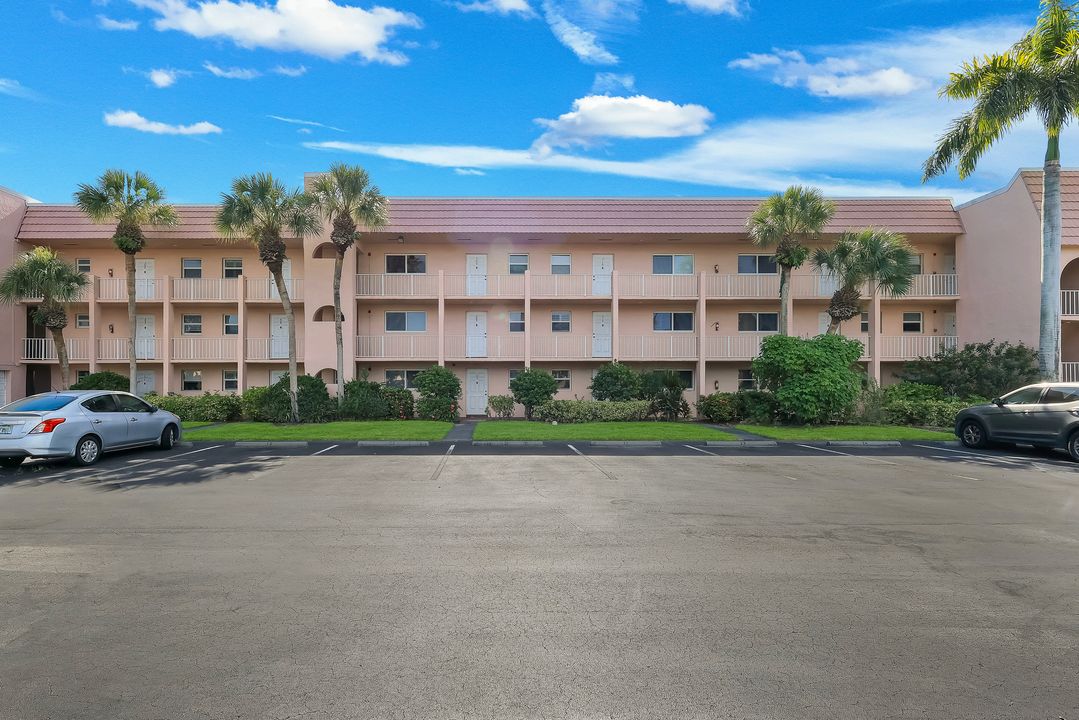225 Turtle Lake Ct #209, Naples, FL 34105