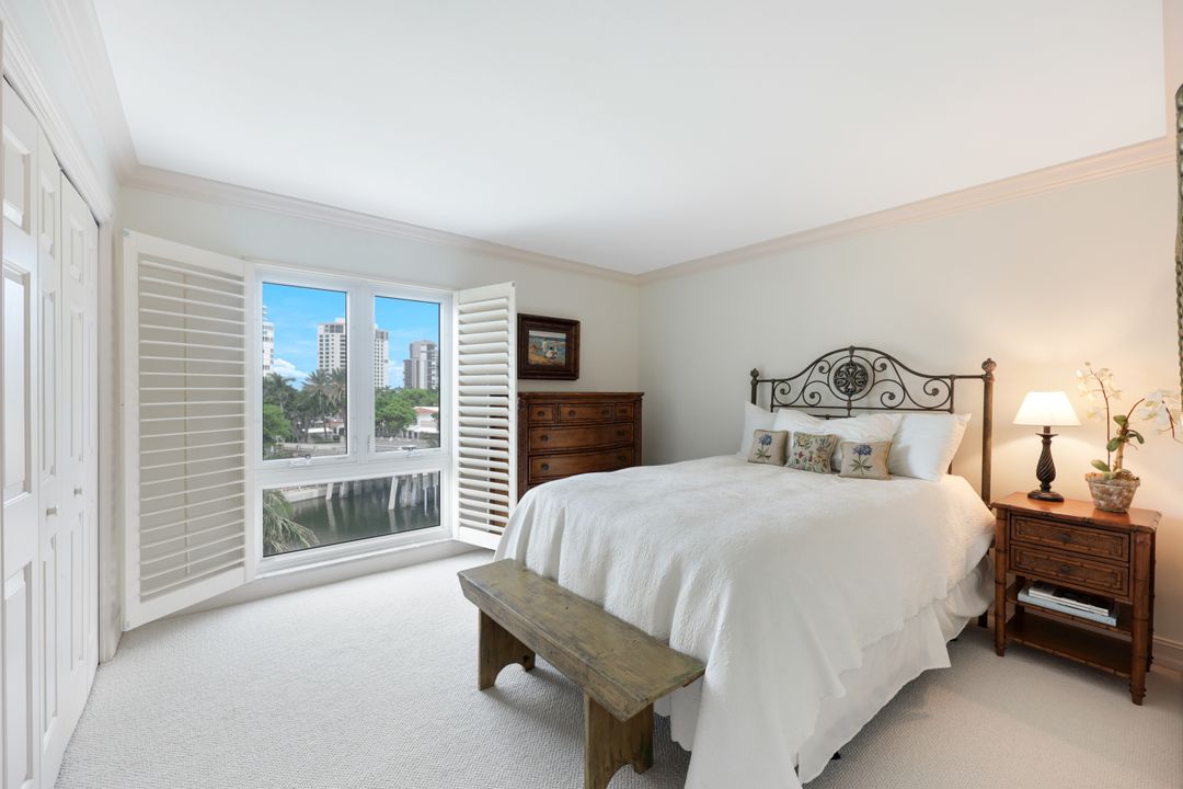 250 Park Shore Dr, Naples, FL 34103
