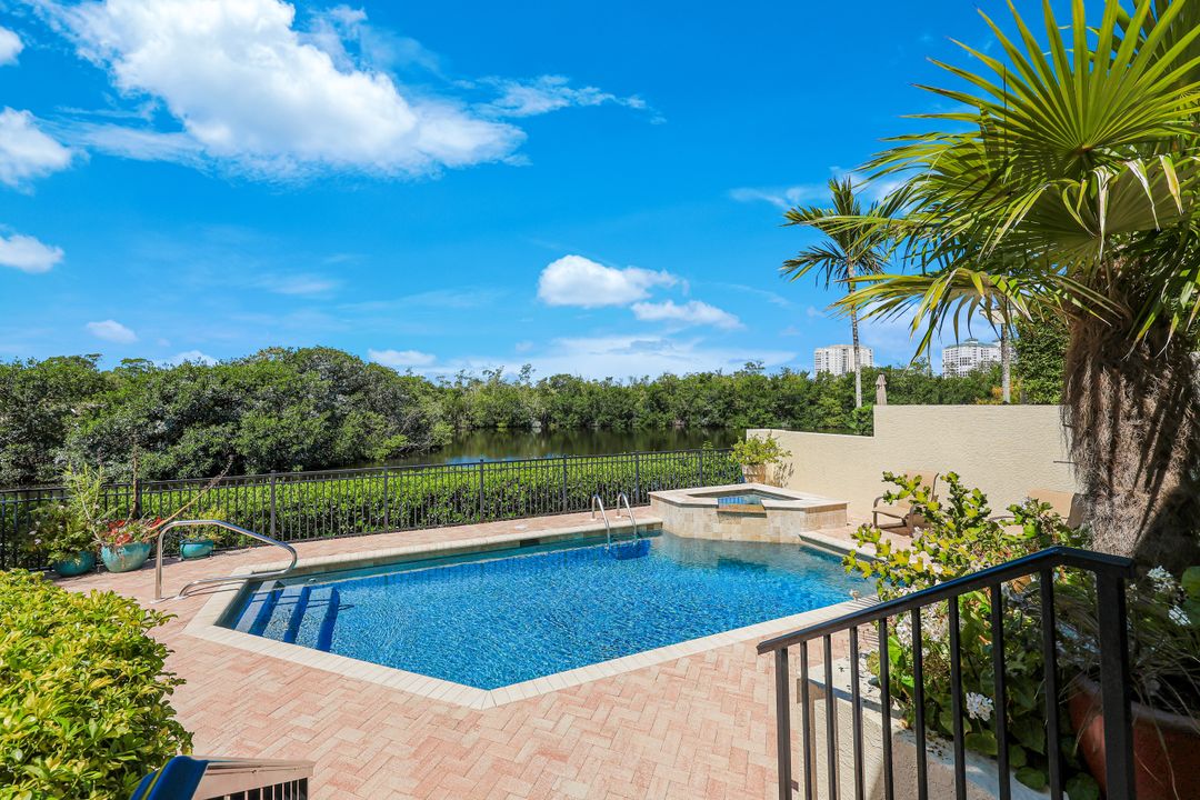 7913 Via Vecchia, Naples, FL 34108