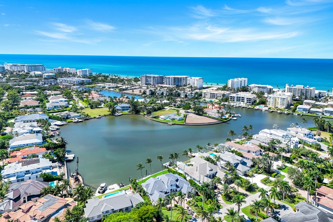 400 Springline Dr, Naples, FL 34102