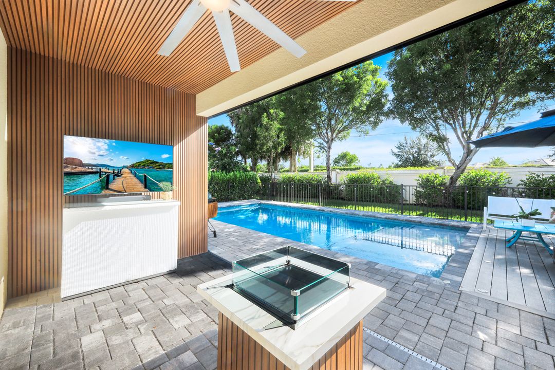 9445 Glenforest Dr, Naples, FL 34120