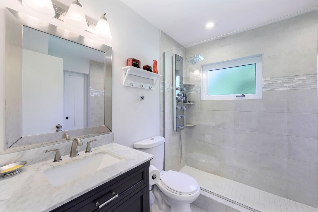 6010 Standing Oaks Ln, Naples, FL 34119