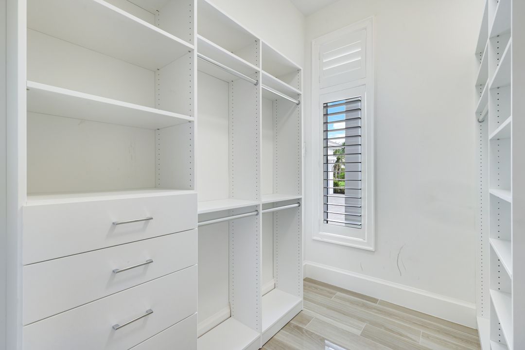 9937 Montiano Dr, Naples, FL 34113