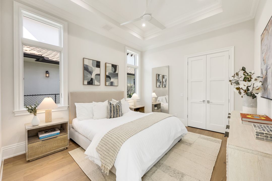 726 Riviera Dr, Naples, FL 34103