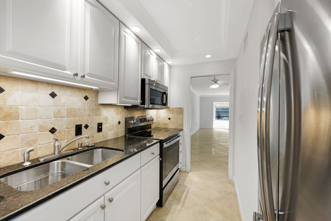 72 7th St S #106, Naples, FL 34102