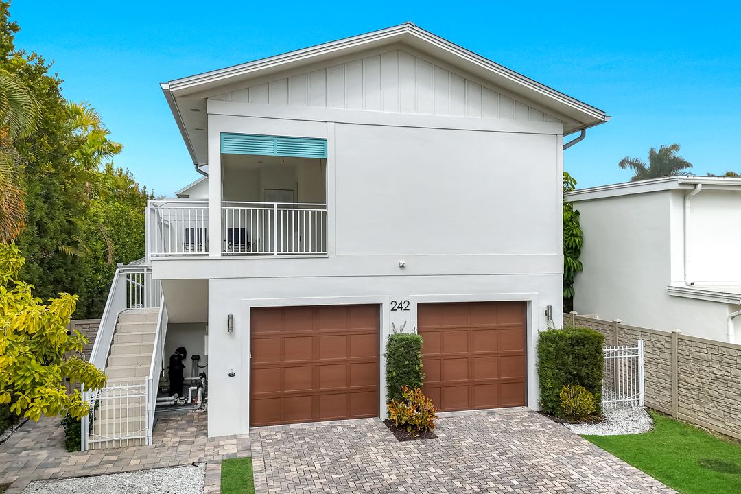 242 2nd Ave S, Naples, FL 34102