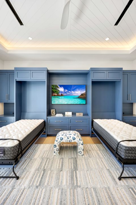 476 Palm Cir W, Naples, FL 34102