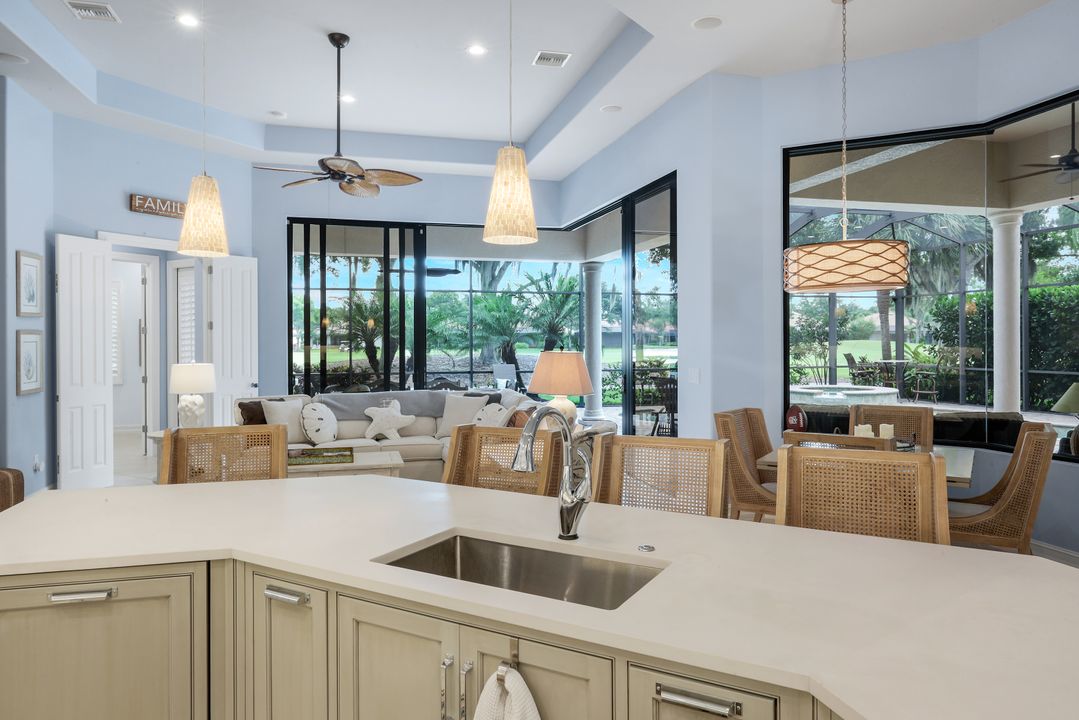 9002 Shenendoah Cir, Naples, FL 34113