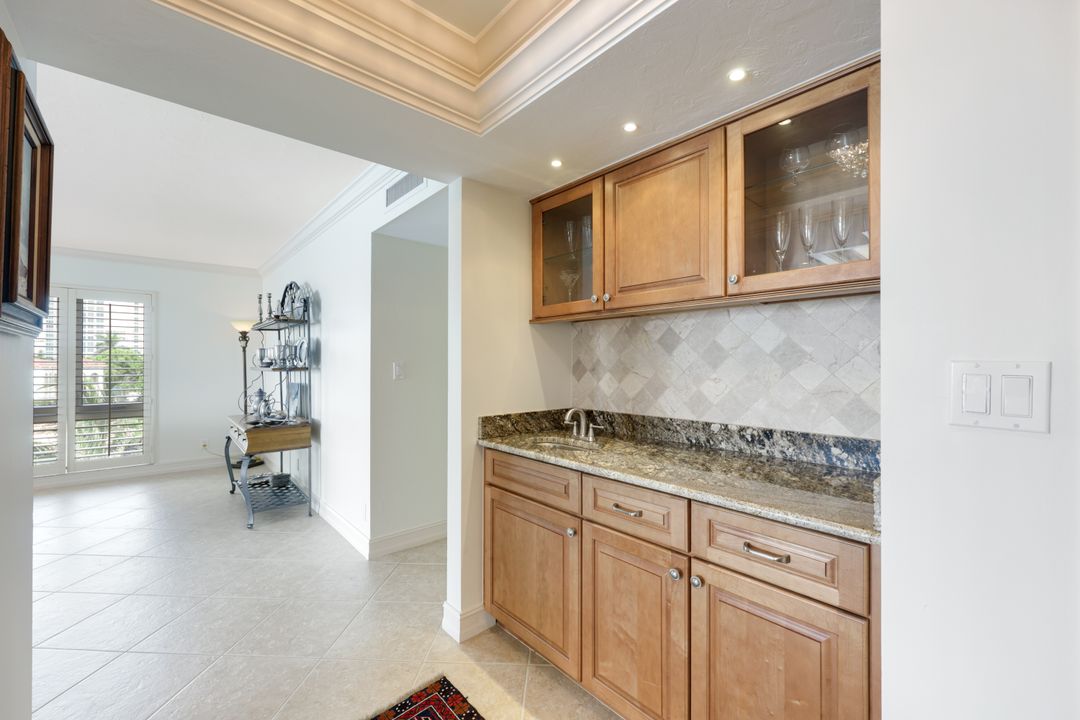 250 Park Shore Dr, Naples, FL 34103