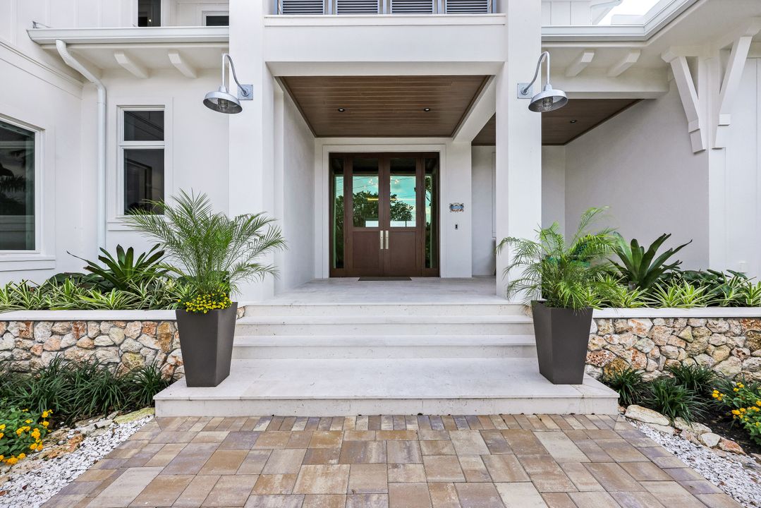 380 18th Ave S, Naples, FL 34102