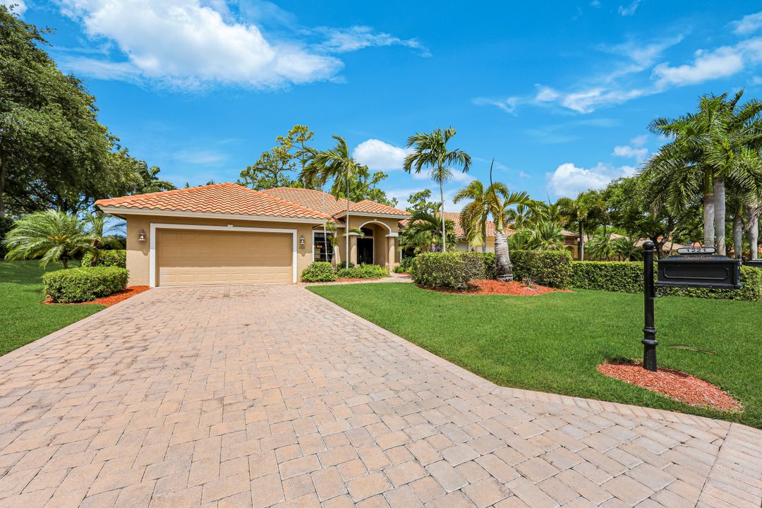 1221 Briarwood Ct, Naples, FL 34104