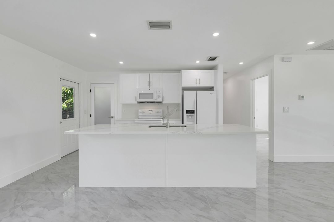 939 Bluebird St, Naples, FL 34104