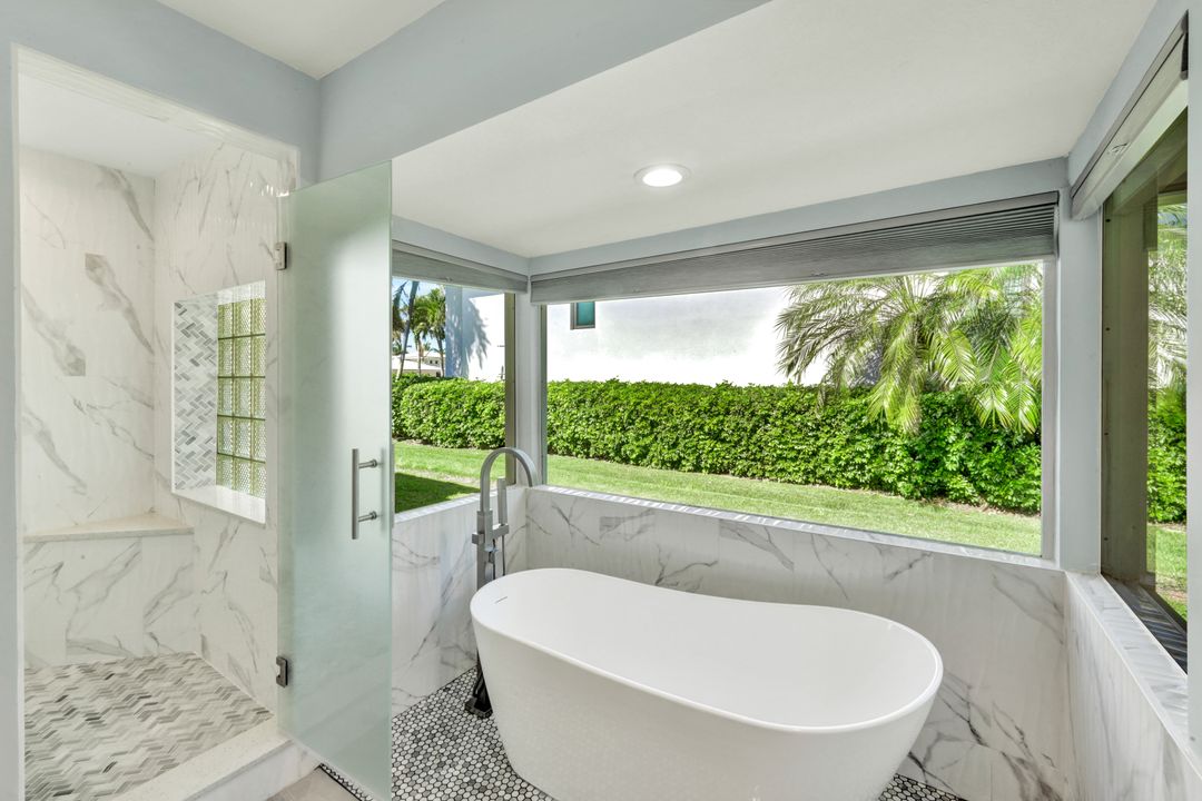 557 Parkwood Ln, Naples, FL 34103